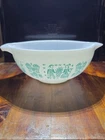 VTG Pyrex Amish Butterprint Cinderella Mixing Bowl White Turquoise 2-1/2 QT