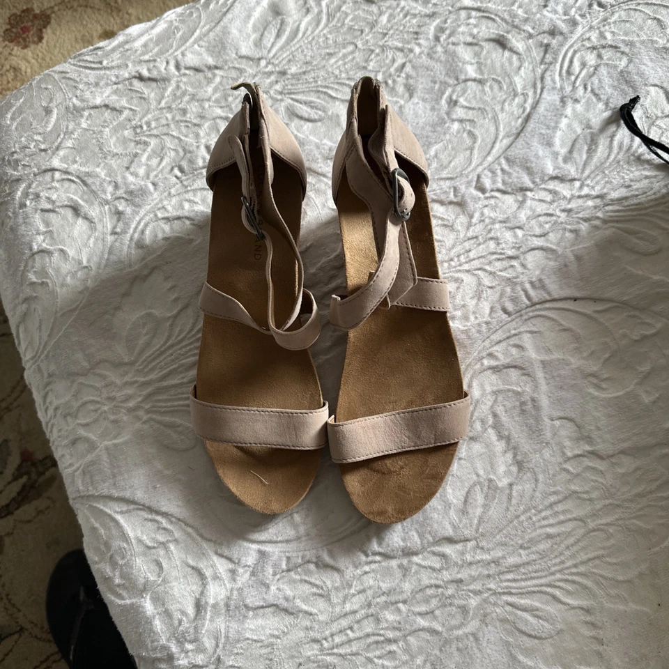 Sandalias de tacón de cuña Lucky Brand Kanoa Wm talla 9 correa al tobillo de gamuza topo neutro Foto 2 de 4