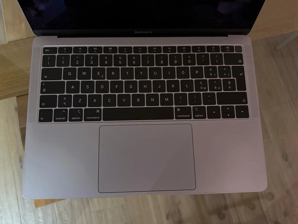 Apple MacBook Air 13.3" (128GB SSD, Intel Core i5 5.ª generazione, 1,6 GHz, 8GB) - Immagine 3 di 4