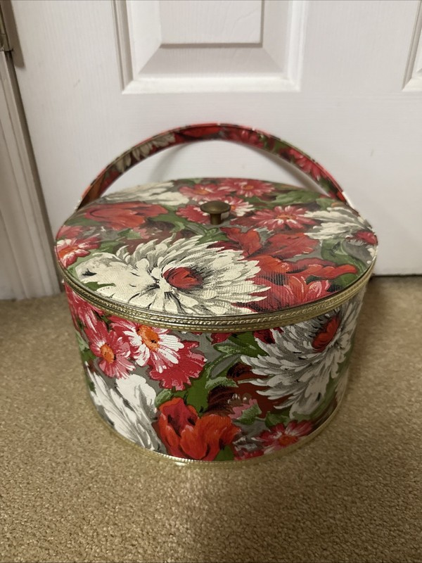 BEAUTIFUL VINTAGE SHABBY CHIC 1950’s SEWING BOX 