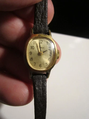 VINTAGE TIMEX WIND UP WATCH LADIES - LEATHER BAND - 7"  - AG
