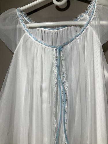 2 piezas de colección Miss Elaine túnica larga/capa y vestido de noche en capas blanco con borde de encaje azul - Imagen 20 de 24