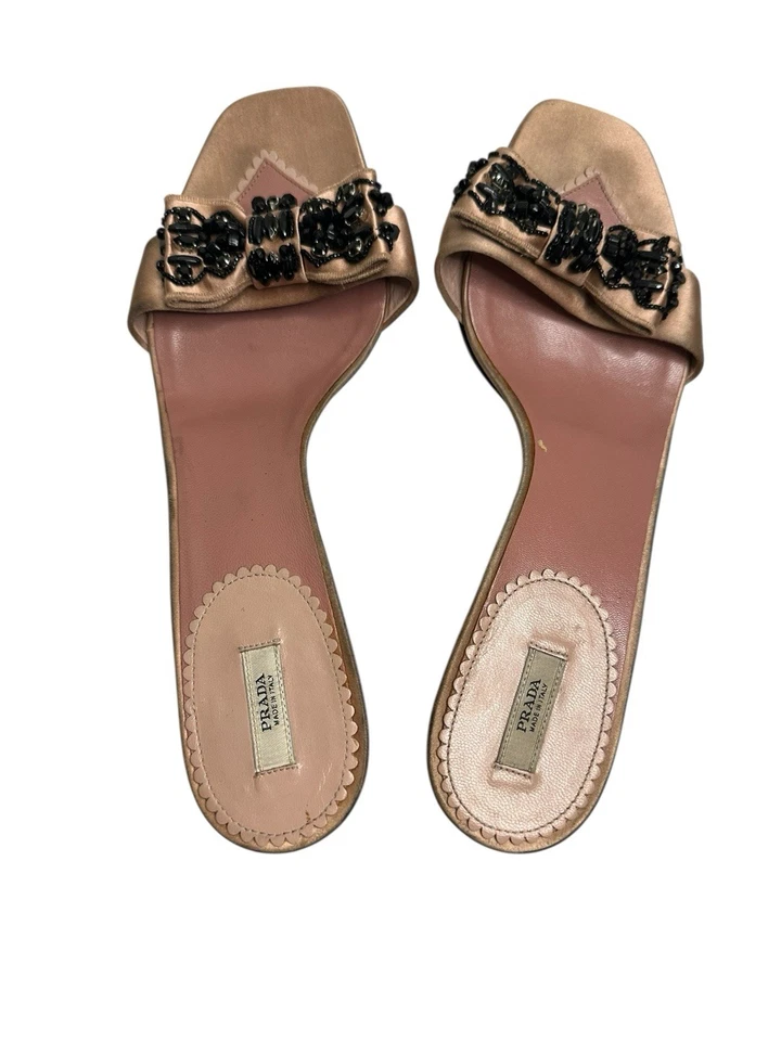 Prada Bebé Rosa Satén Adornado Pajarita Retro Gatito Tacón Slide Sandalias Talla 40 Foto 2 de 4