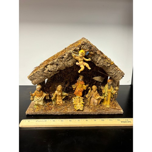 Vintage Nativity Wood Manger Scene Creche Made in Italy 7 Figurines & Musical - Picture 11 of 14