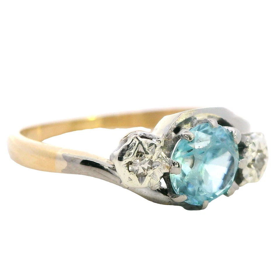 Elegancia radiante: anillo de oro amarillo y blanco de 14 quilates con detalles de circonitas y diamantes Foto 3 de 4