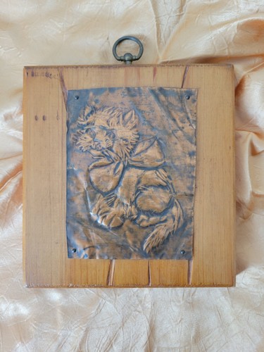 Vintage Copper Pressed Smiling Fluffy Cat With Bow On Wood Hanging Wall Picture - Picture 2 of 7