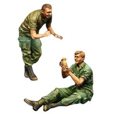 1/35 Vietnam War US Soldiers Playing with Puppy Resin Model Figures Diorama Kit