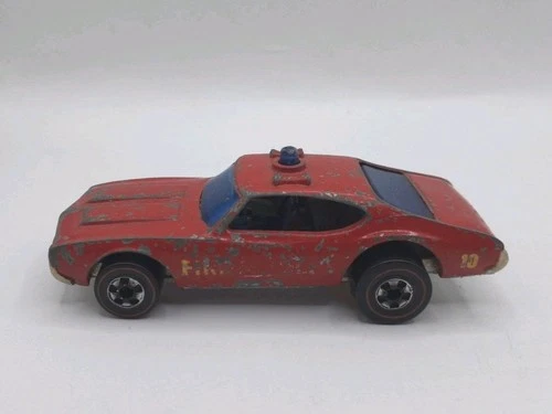 Hot Wheels Redline Fire Chief 442 w/ Police Cruiser Base