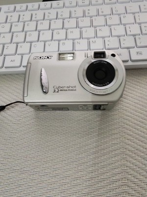 Sony Digital Camera Cybershot DSC-P32 3.2MP silver  spares or repairs 