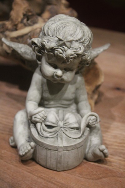 Engel Aus Resin Mit Geschenk, HöHe 13,5 Cm, Breite 11,5 Cm, Engelfigur Sitzend-image