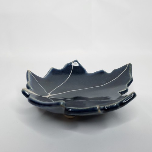 Leaf Trinket Dish Blue White Maple Autumn Decor Ceramic Artisan Signed - 第 3/4 張圖片