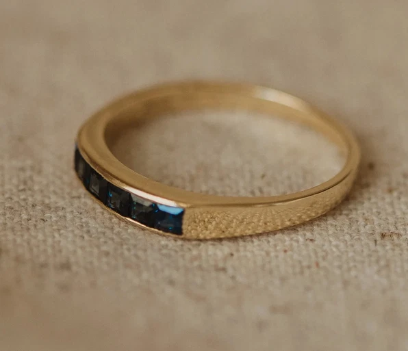 Anillo de piedras preciosas de zafiro azul anillo minimalista de plata de ley 925 para ella Foto 4 de 4