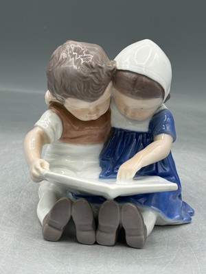 B&G Bing & Grondahl Junge und Mädchen Lese Figur Royal Copenhagen Denmark