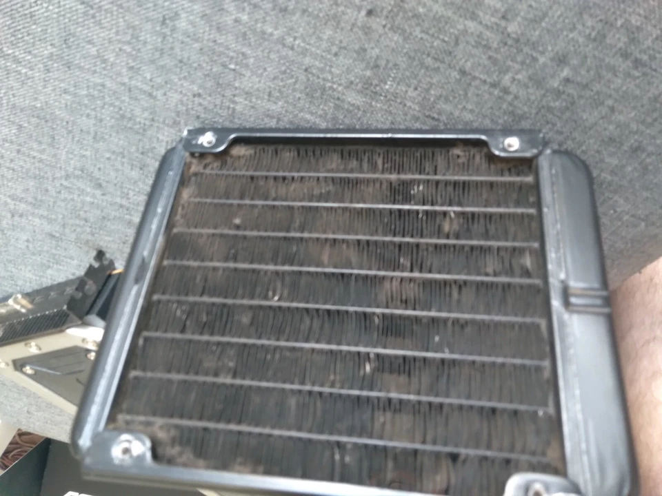 ASUS AMD Radeon R9 295x2 Graphics Card 8GB used - working condition - Image 4 of 4