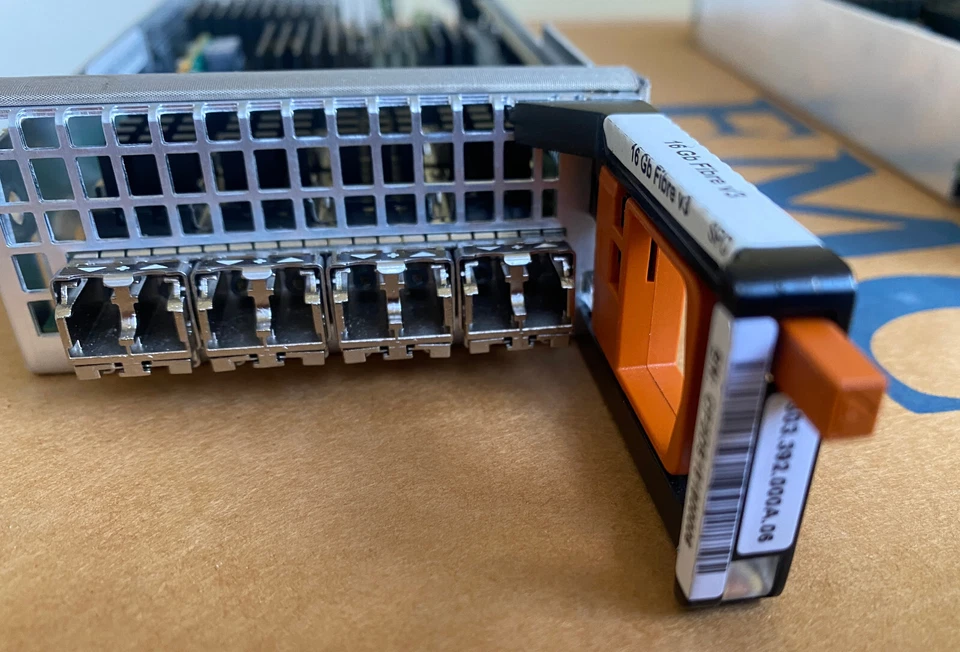 EMC Unity 303-392-000A-06 4-Port 16Gb FC Fibre v3 I/O Module w/ 4x D3SFP16F SFP+ - Image 4 of 4