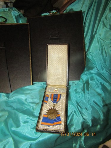 ORIGINAL WWII CASED AIR MEDAL USAAF & FIGHTER PILOT HELMET &FRAMED PHOTO IN GEAR - Picture 8 of 15