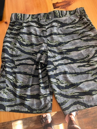 Under Armour Shorts Youth Boys' XL heat gear - Picture 2 of 3
