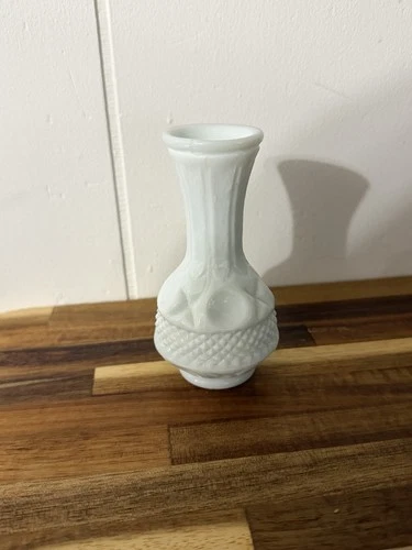 Vintage Small Milk Glass Bud Vase X’s & O’s Pattern 4” Made In Taiwan
