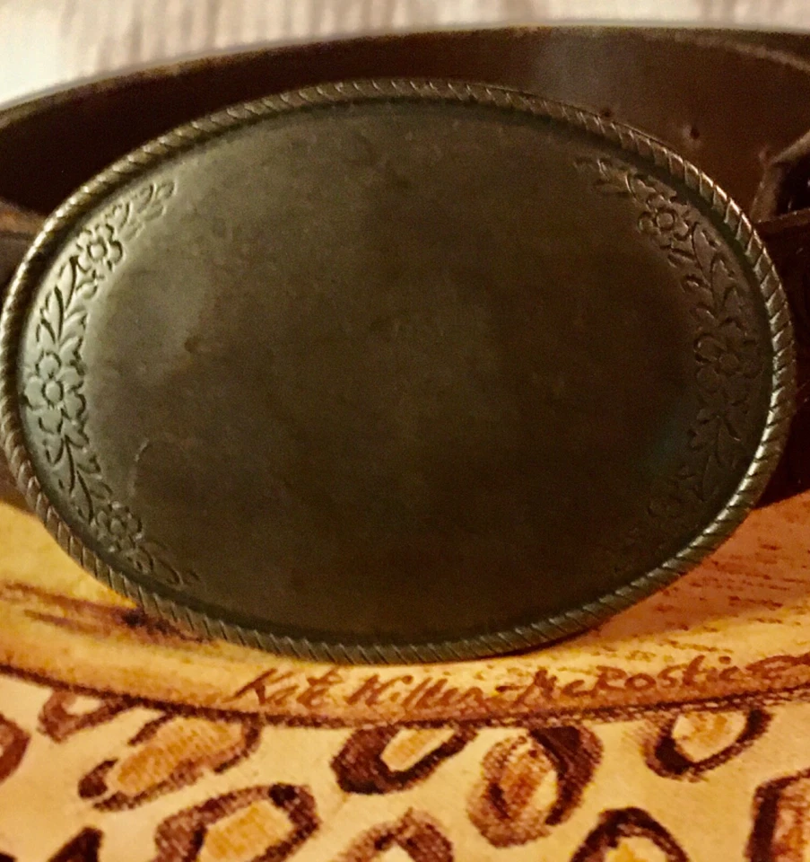 Mossimo Supply Co. Cinturón de Cuero Tooled Talla M Latón Ovalado Grabado Floral Hebilla Foto 2 de 4