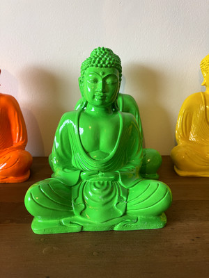 Neon Buddha grün Statue Ornament meditierend sitzend Figur Statue Figurine 