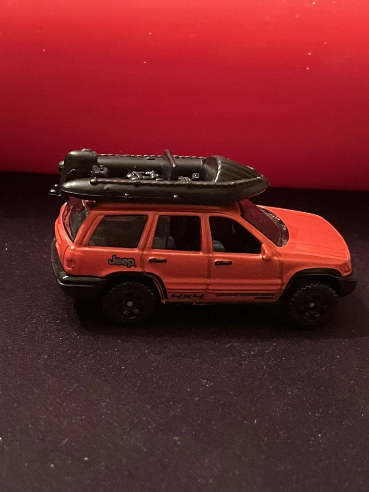 Matchbox 1999 Jeep Grand Cherokee 4x4 Red Diecast w/ Rubber Raft USED NM Cond - Image 4 of 4