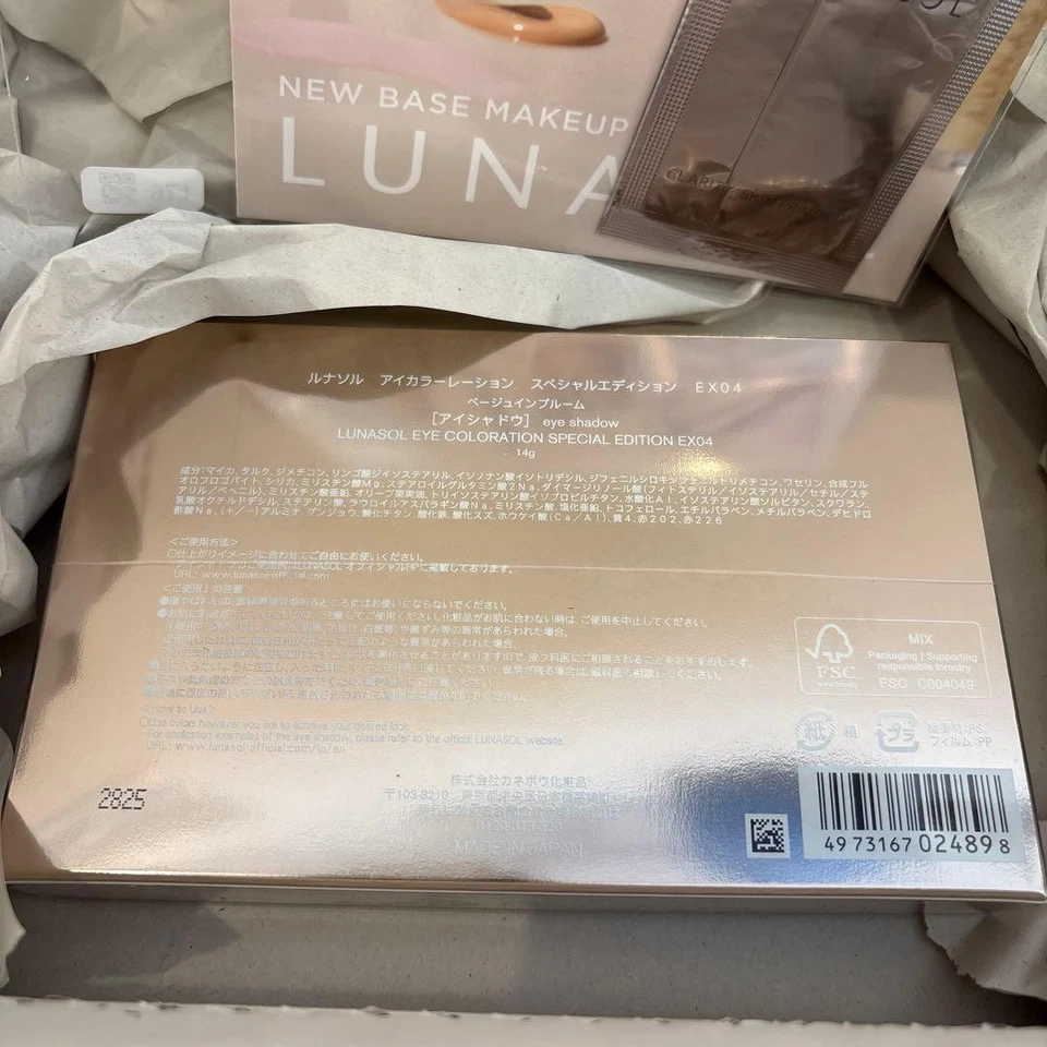 Paleta de sombras de ojos navideñas LUNASOL 2025 coloración de ojos edición especial EX04 hacer Foto 3 de 4