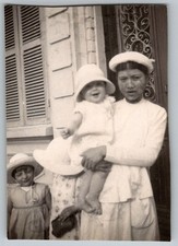 Vtg Snapshot Family With Children In Hats 1930s