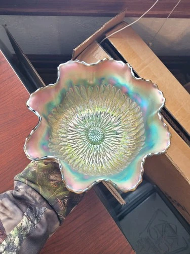 Pretty Green Northwood Carnival Glass Sunflower Pattern Bowl Meander Back