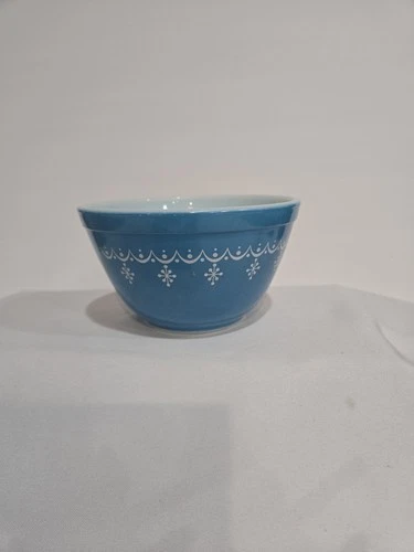 VINTAGE PYREX BLUE AND WHITE "SNOWFLAKE GARLAND" MIXING BOWL 1 1/2 Pint