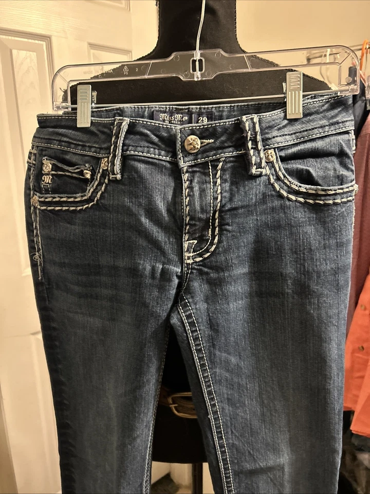 Pantalones de mezclilla Miss Me Hatley ajustados de pierna recta para mujer talla 29 adornados con tachuelas Foto 4 de 4