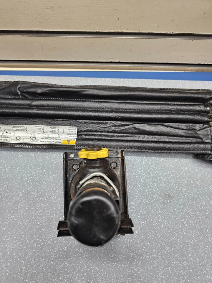 07-14 Silverado Tahoe Sierra Yukon Kit de gato de emergencia de neumático de repuesto con juego de herramientas Foto 4 de 4