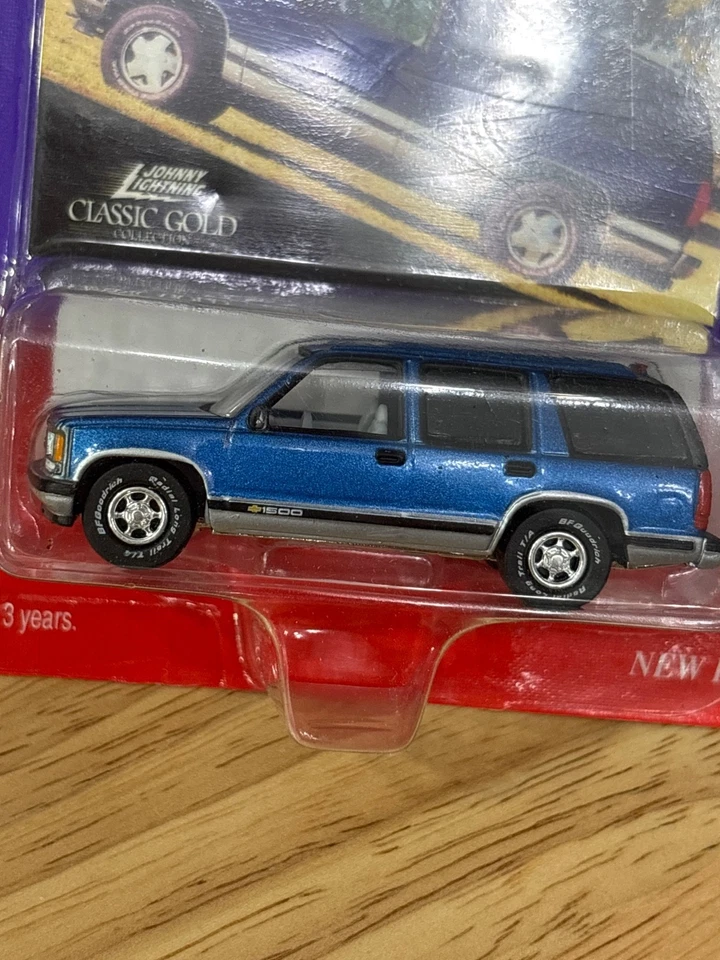 Chevy Tahoe 1997 Johnny Lightning White Lightning классическая золотая коллекция синий - Изображение 3 из 4