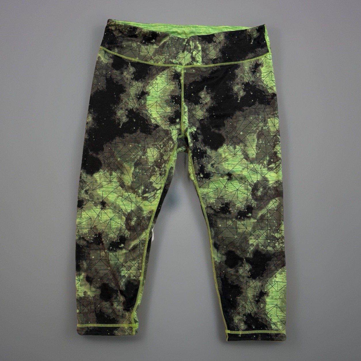 Yogalicious or Xersion Women's Size XL Capri Leggings Black Green Geometric