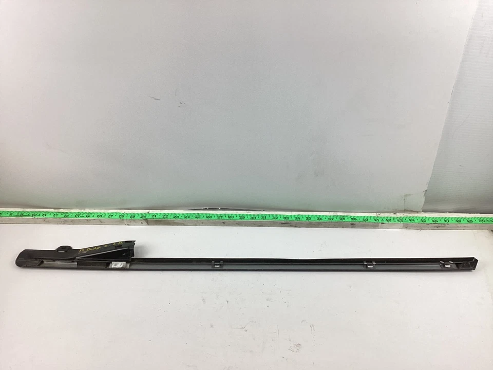 Dodge Grand Caravan 2010-2015 puerta corredera trasera izquierda ventana moldura OEM. Foto 3 de 4