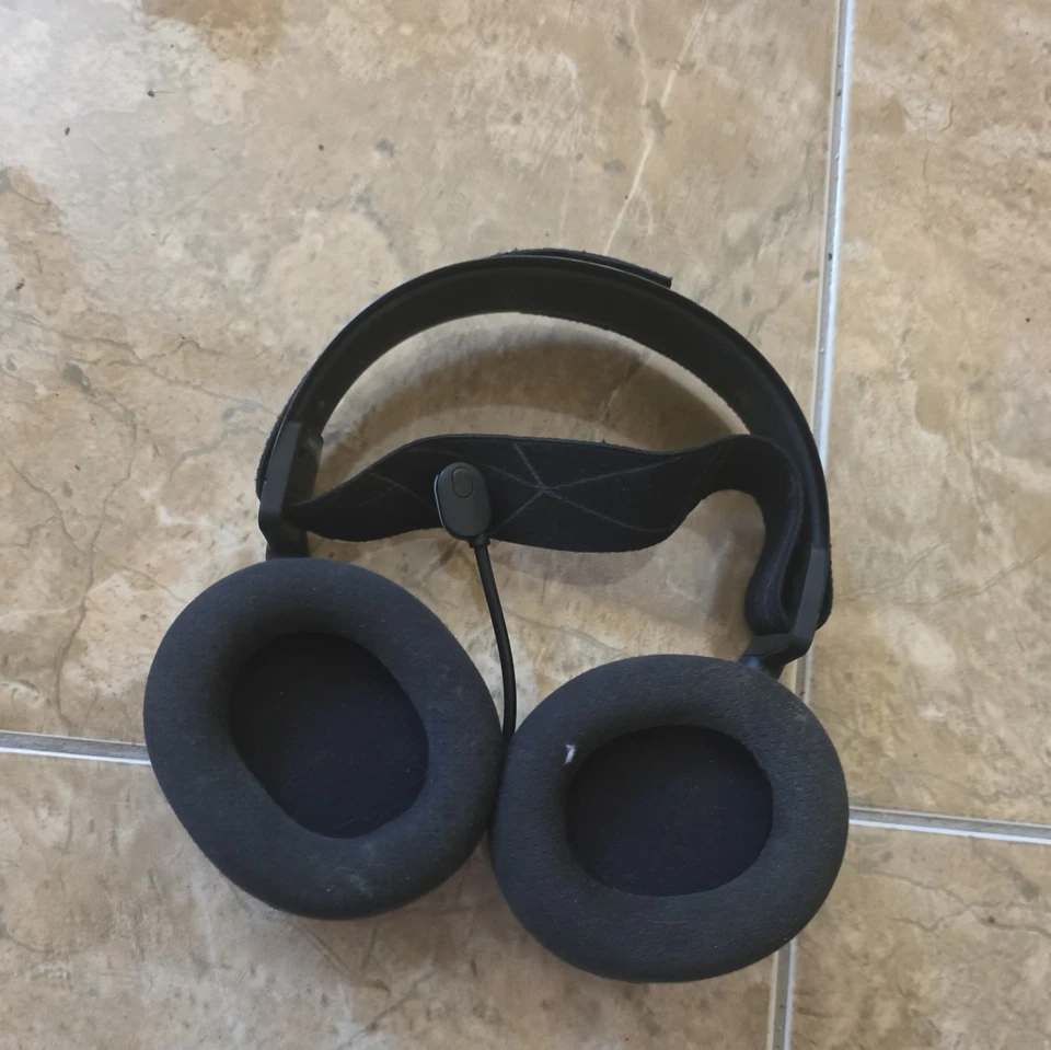 SteelSeries Arctis 3 Black All-Platform Noise Cancelling Over Ear Gaming Headset - Image 2 of 2