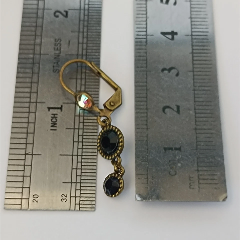 Pendientes colgantes Michal Negrin de cristal negro elegantes minimalistas delicados atemporales Foto 4 de 4