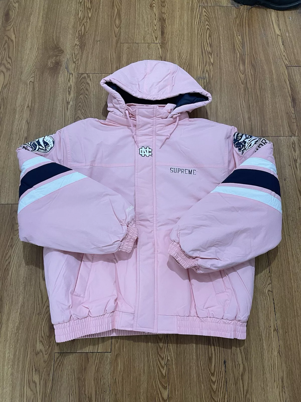 Veste Supreme x Mitchell & Ness x NCAA UNC Stadium rose taille L