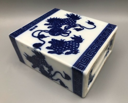 Chinesisches blau-weißes Porzellan Opium Kissen mit Foo Hund Dekoration