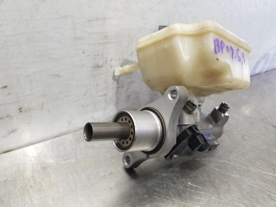 08 2008 Volkswagen VW R32 3,2 L cilindro de freno maestro Foto 2 de 4