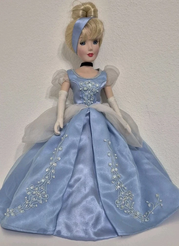 Muñeca grande de porcelana Disney Cenicienta recuerdo la llave de latón Inc 16" de alto azul Foto 2 de 4