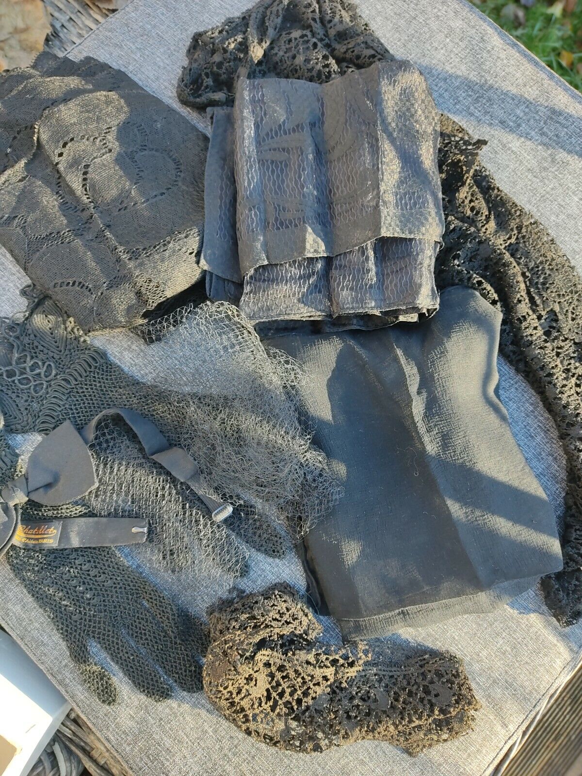 Lot de dentelles anciennes noires gants nœud fonds armoire couture mercerie