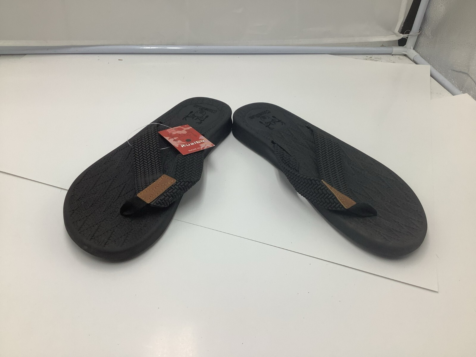 Size 9 New KUAILU Mens Black Flip Flops 