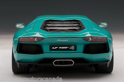 LAMBORGHINI AVENTADOR COUPE LP700-4 TURQUOISE 1:18 by AUTOART