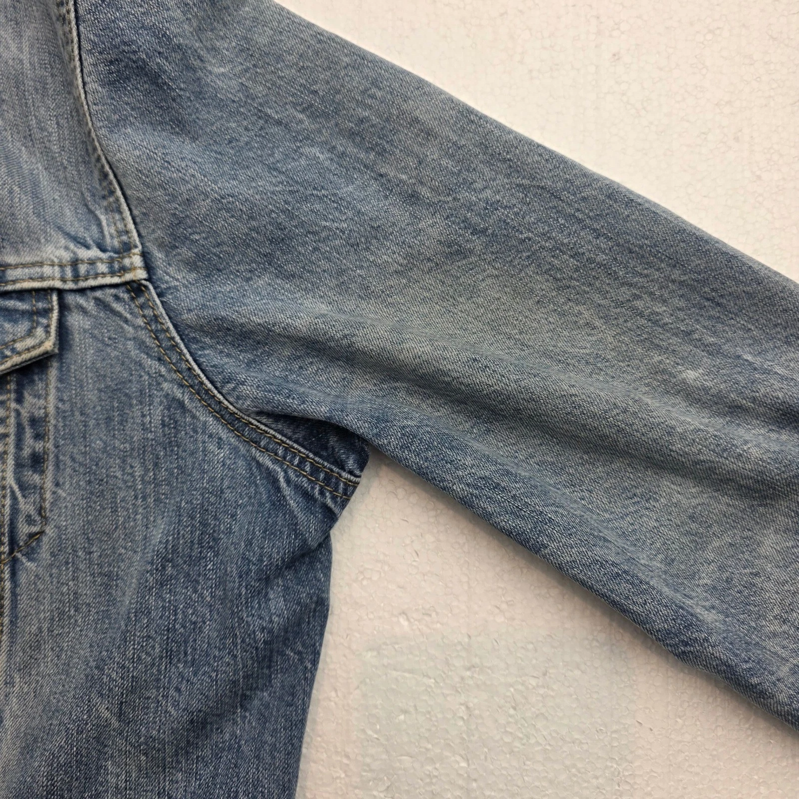 Levis Mens Trucker Jacket Light Wash Blue Denim Button Front Size L image 7