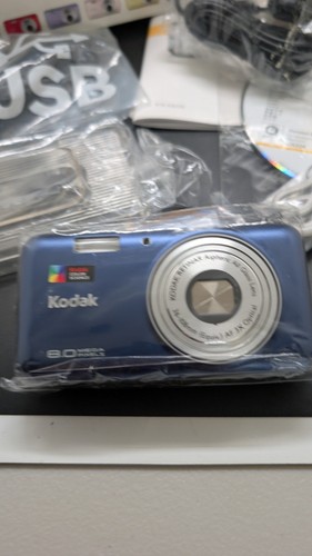 New In Box - KODAK Easy Share V803 8.0MP Point and Shoot Digital Camera - Picture 2 of 3