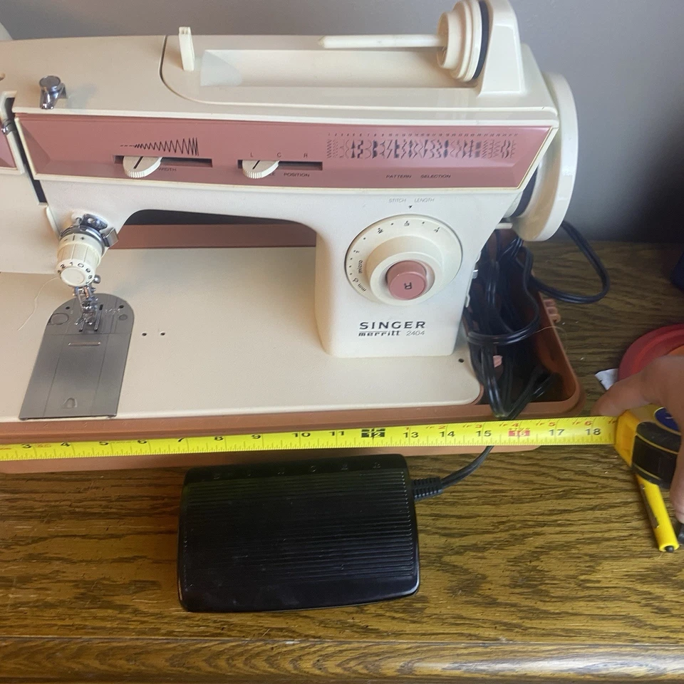 Máquina de Coser Singer Merritt 2404 Rosa con Pedal Estuche Rígido Funciona Probado Foto 2 de 4