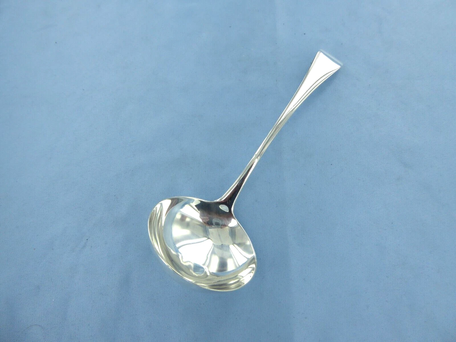 AN ANTIQUE STERLING SILVER OLD ENGLISH SAUCE LADLE,LONDON 1815.