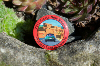 VINTAGE EMAILLE AUTO AUTO PIN / BUTTON # PORSCHE FIESTA NEW MEXICO SANTA FE