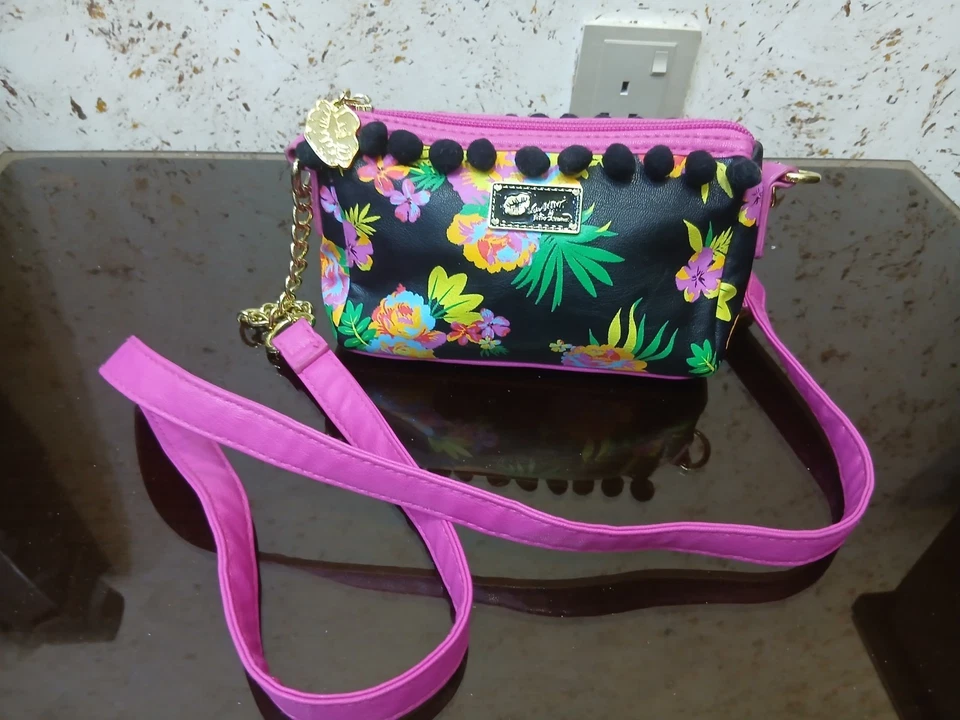 Sac à bandoulière Luv Betsey Floral noir rose pompon chaîne dorée sac à... - Photo 1/4