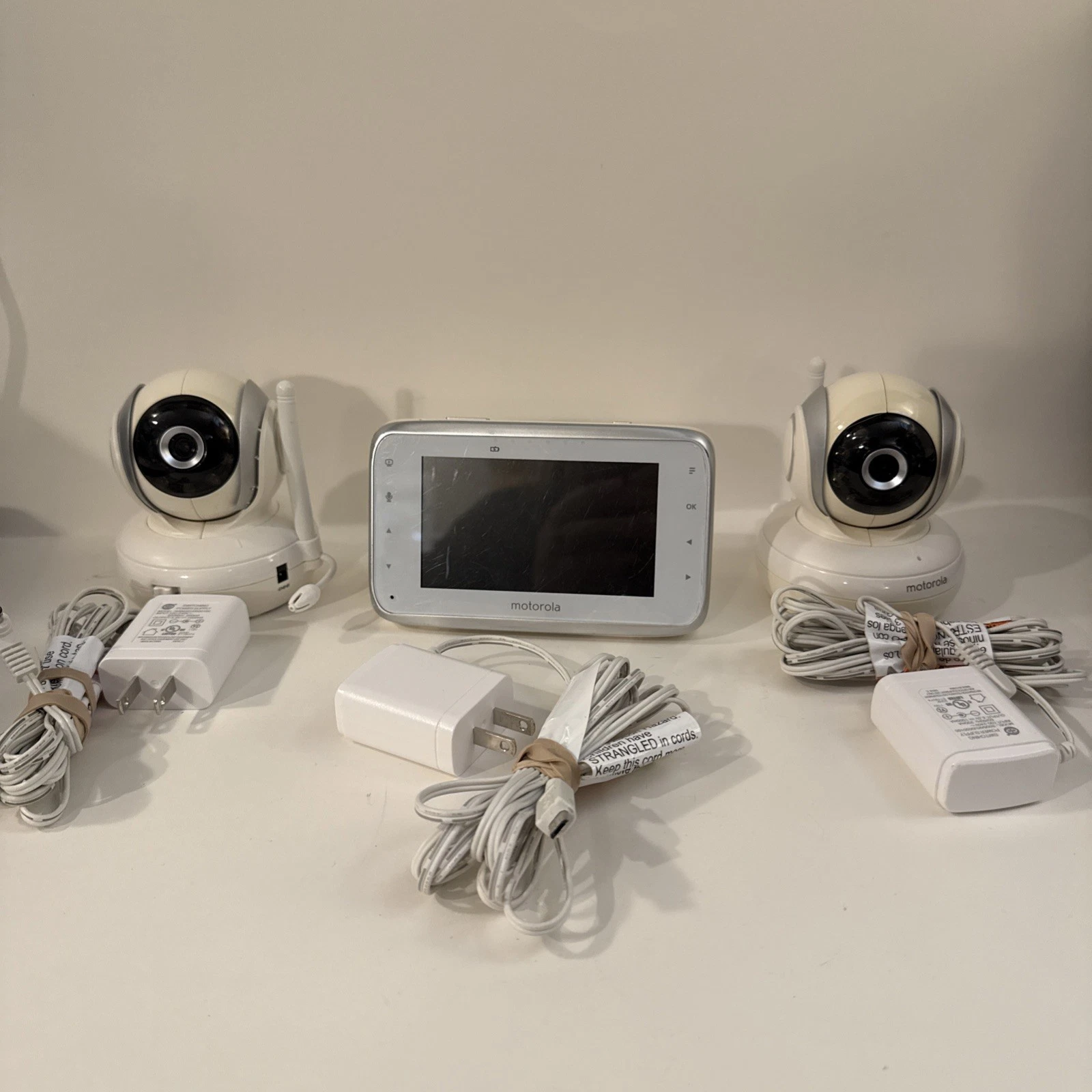 Motorola Mbp38s Digital Video Baby Monitor With 4.3" LCD Screen + Two Cameras
Opens in a new window